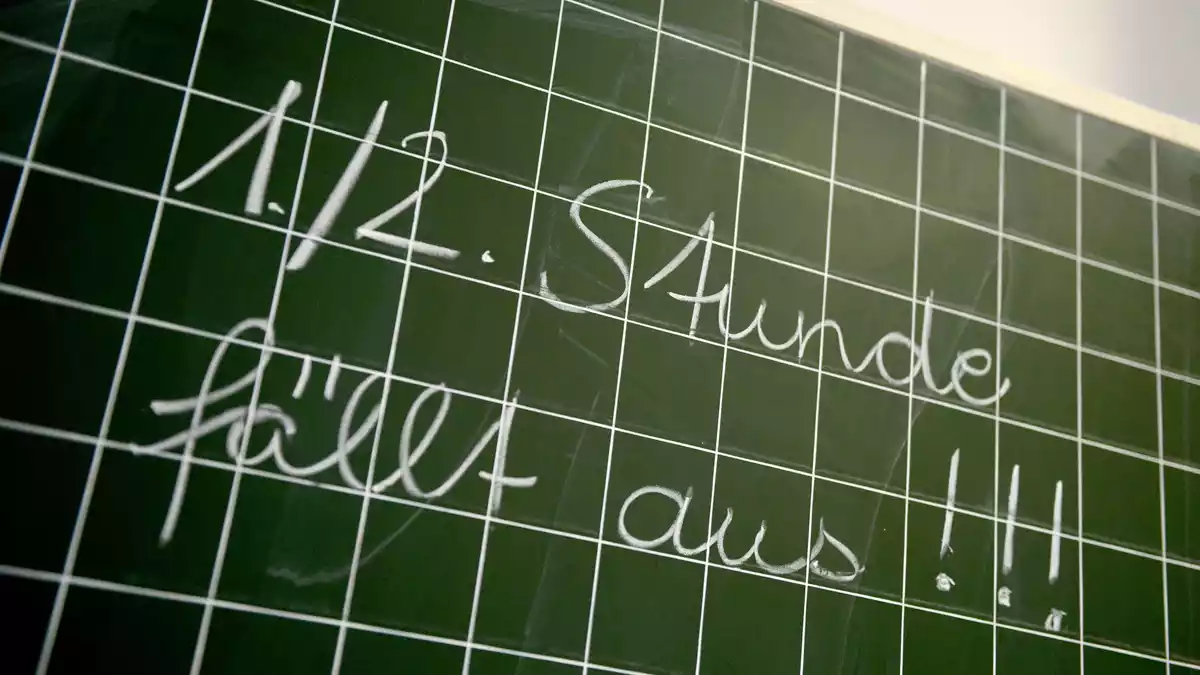 Unterrichtsausfall ist an vielen Schulen ein großes Thema. (Symbolbild) - Bild: Caroline Seidel/dpa