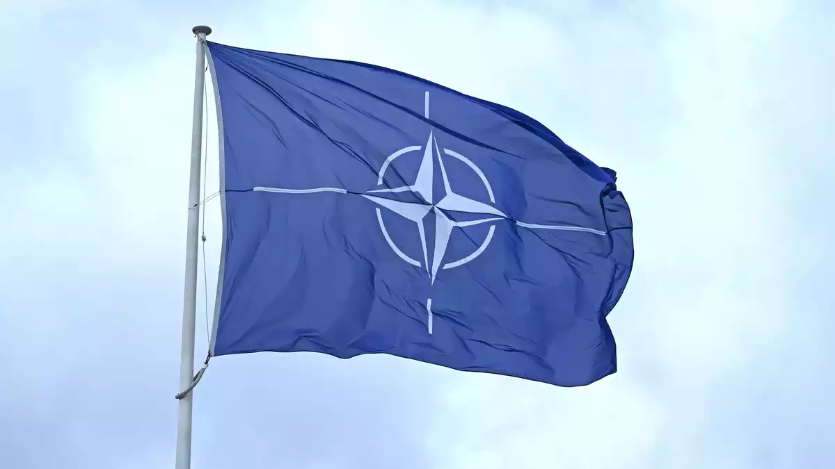 Flagge vor dem Nato-Hauptquartier - Bild: Elisa Schu/dpa