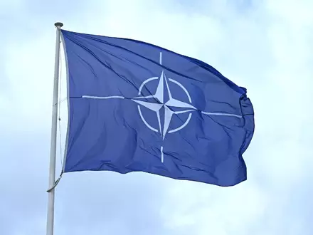 Flagge vor dem Nato-Hauptquartier - Foto: Elisa Schu/dpa