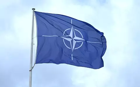 Flagge vor dem Nato-Hauptquartier - Foto: Elisa Schu/dpa