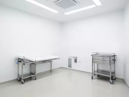 Ein steriler, modern eingerichteter medizinischer Untersuchungsraum mit hellem Boden und professioneller Beleuchtung. - Foto: über boerse-global.de