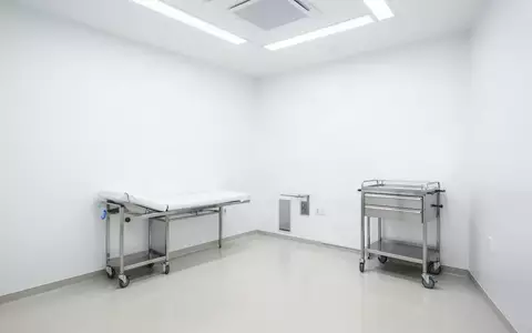 Ein steriler, modern eingerichteter medizinischer Untersuchungsraum mit hellem Boden und professioneller Beleuchtung. - Foto: über boerse-global.de