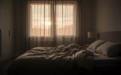 Ein minimalistisch eingerichtetes, ruhig wirkendes Schlafzimmer im sanften Licht der Morgendämmerung. - Foto: über boerse-global.de