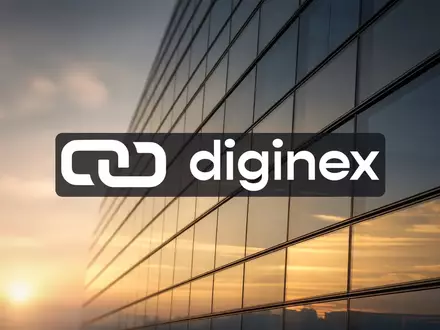 Abstrakte Darstellung moderner Finanzmärkte und Unternehmenskapital durch die Reflexion einer Glasfassade bei Sonnenuntergang. - Foto: über boerse-global.de