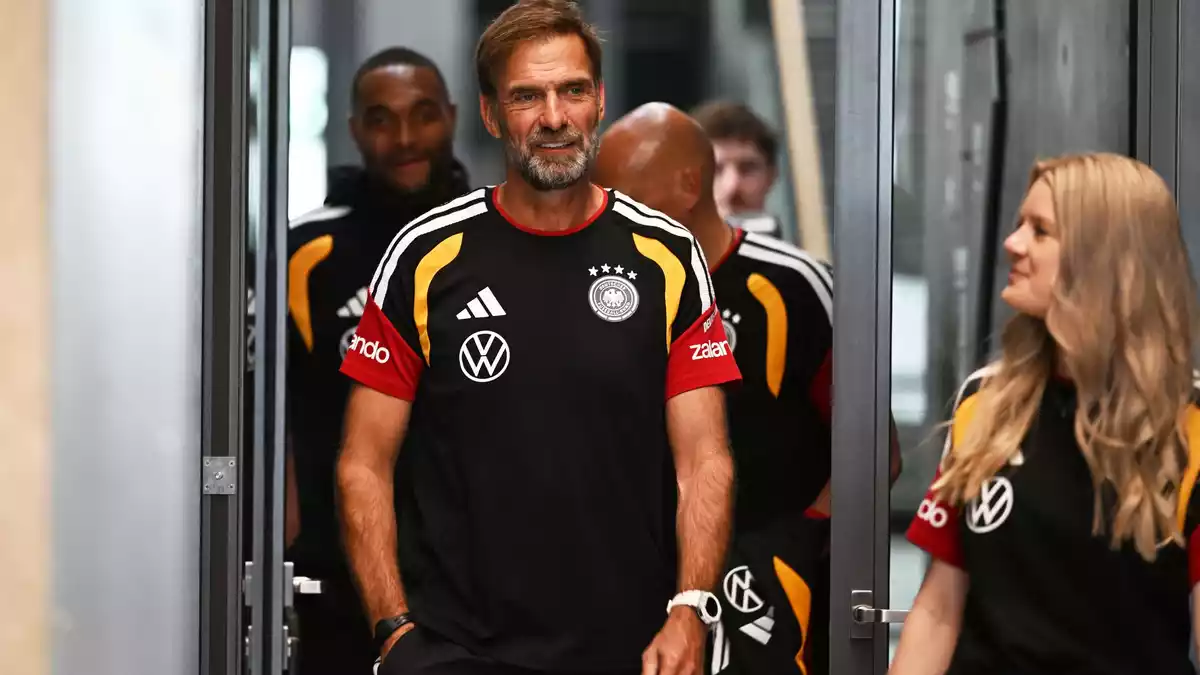 Jürgen Klopp provoziert mit seiner Personalpolitik viele Debatten.  - Bild: Federico Gambarini/dpa