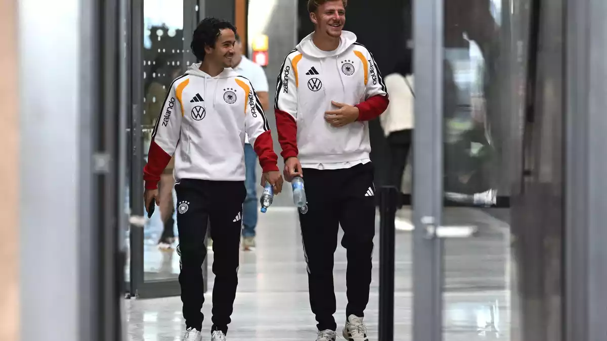 Mika Baur (l) und Finn Jeltsch gehören zu der großen Gruppe an DFB-Neulingen.  - Bild: Federico Gambarini/dpa