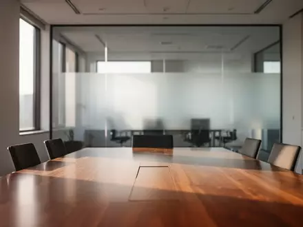 Ein minimalistisch gestalteter, moderner Büroraum mit hellem Tageslicht und einem leeren Konferenztisch. - Foto: über boerse-global.de