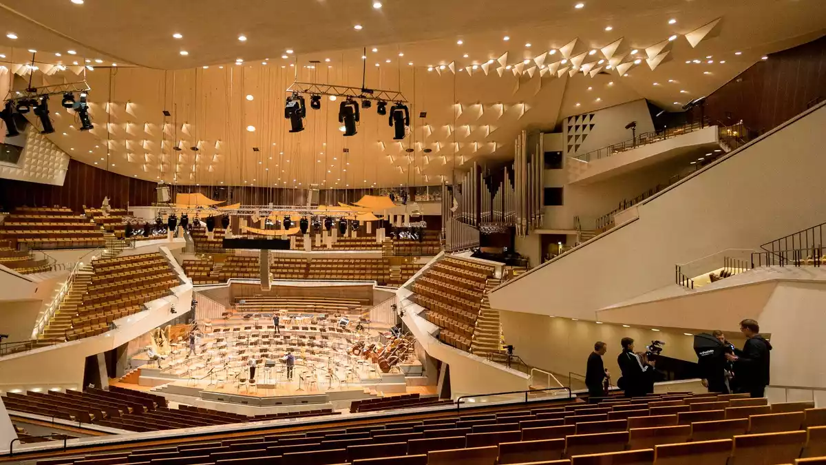 Der Konzertsaal von Architekt Hans Scharoun. - Bild: Carsten Koall/dpa