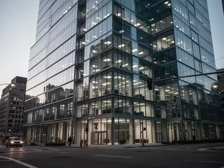 Ein modernes Bürogebäude in der Dämmerung, das ein Unternehmen repräsentiert. - Foto: über boerse-global.de