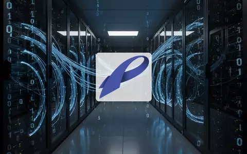 Abstrakte Darstellung von Cybersicherheit und Datenlecks mit leuchtenden Glasfaserkabeln in einem dunklen Serverraum. - Foto: über boerse-global.de