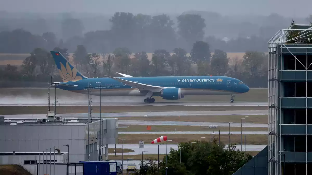 Eine Boeing 787-9 wie diese war Mitte August am Münchner Flughafen über die Startbahn hinausgeschossen und konnte gerade noch abheben. (Symbolbild) - Bild: Karl-Josef Hildenbrand/dpa