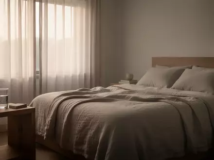 Ein minimalistisch eingerichtetes, ruhiges Schlafzimmer bei Tageslicht als Symbol fĂŒr die Bedeutung von Regeneration. - Foto: ĂŒber boerse-global.de