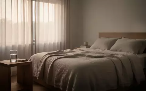 Ein minimalistisch eingerichtetes, ruhiges Schlafzimmer bei Tageslicht als Symbol für die Bedeutung von Regeneration. - Foto: über boerse-global.de