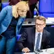 Über die Pflege-Sparpläne von Gesundheitsminister Carsten Linnemann, die auf einer Vorlage seiner Vorgängerin Nina Warken (beide CDU) beruhen, ringt derzeit die Koalition. (Archivbild) - Bild: Christoph Soeder/dpa