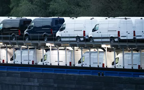 An Bord des Frachtschiffs sind jede Menge Mercedes-Sprinter. - Foto: Christoph Reichwein/dpa