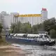 Viel Schiff, wenig Wasser: Dieses Frachtschiff hat sich in einem Teil des Düsseldorfer Hafens festgefahren.  - Bild: Christoph Reichwein/dpa