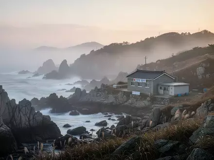 Eine abgelegene Küstenlandschaft mit einer kleinen medizinischen Einrichtung auf einer südkoreanischen Insel. - Foto: über boerse-global.de