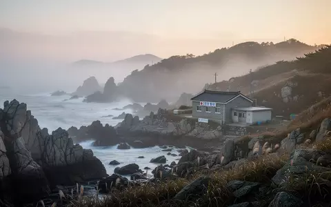 Eine abgelegene Küstenlandschaft mit einer kleinen medizinischen Einrichtung auf einer südkoreanischen Insel. - Foto: über boerse-global.de