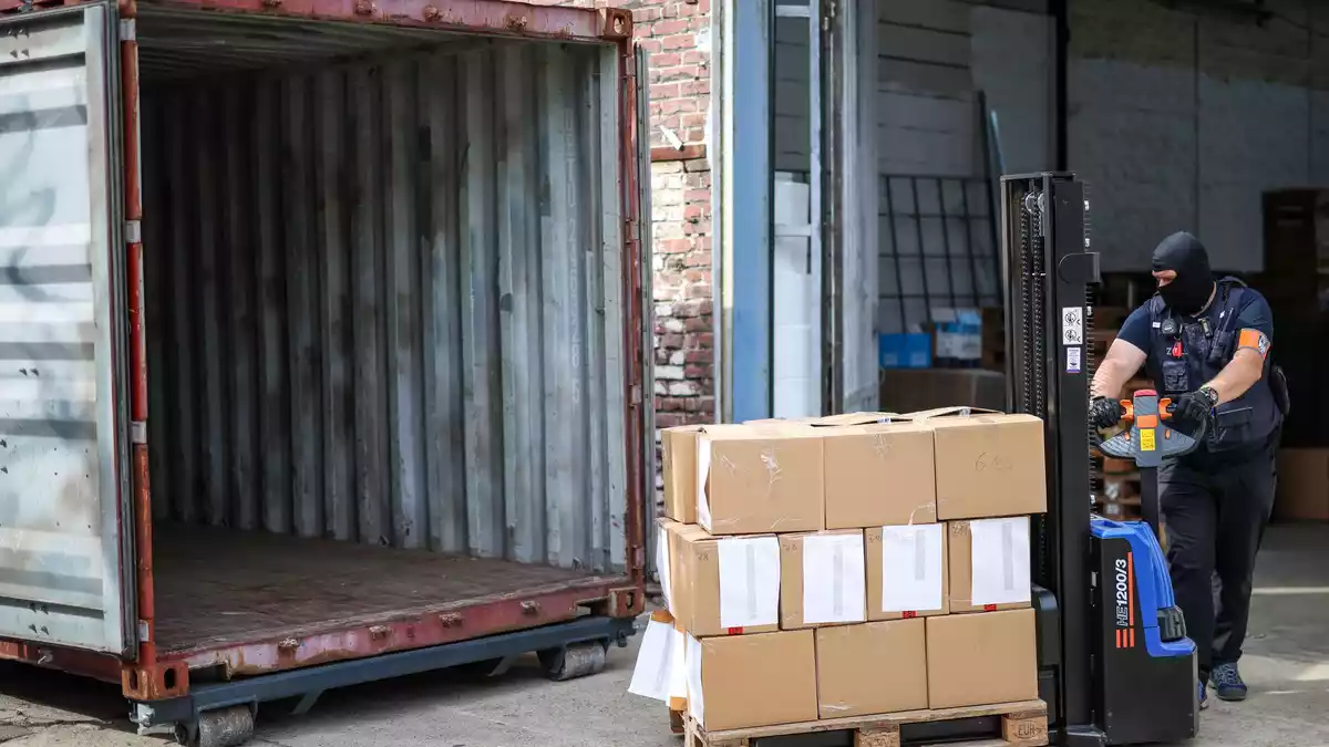 Etwa 10.- bis 15.000 Mobiltelefone sind nach dpa-Informationen in Krefeld beschlagnahmt worden. - Bild: Christoph Reichwein/dpa