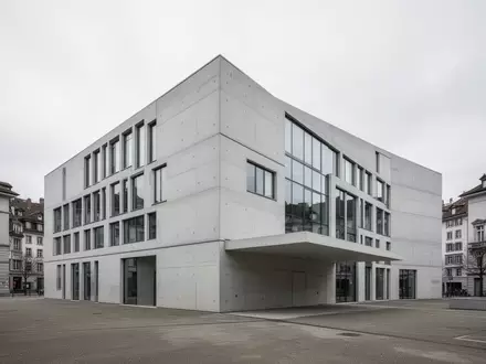 Modernes Betongebäude in Zürich bei bewölktem Himmel - Foto: über boerse-global.de