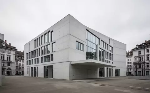 Modernes Betongebäude in Zürich bei bewölktem Himmel - Foto: über boerse-global.de