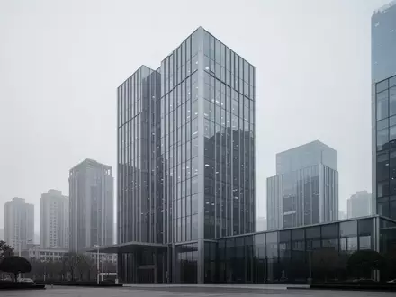 Moderne Glas- und Stahlfassade eines Bürogebäudes in einer chinesischen Großstadt bei bewölktem Himmel. - Foto: über boerse-global.de