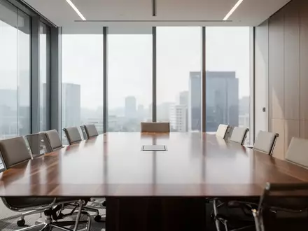Ein leerer, moderner Konferenzraum in einem Bürogebäude mit natürlichem Lichteinfall. - Foto: über boerse-global.de