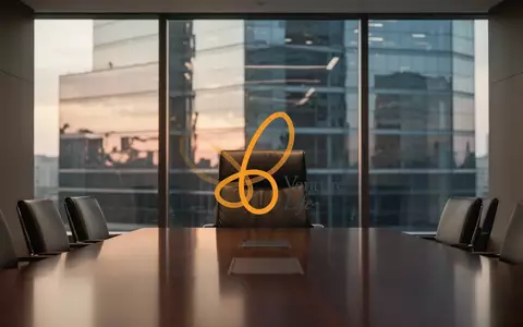 Ein leerer Chefsessel in einem modernen, professionellen Konferenzraum bei Dämmerlicht. - Foto: über boerse-global.de