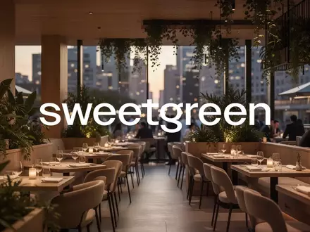 Modernes, hochwertiges Restaurantinterieur in der Abenddämmerung mit natürlicher Beleuchtung und grünen Akzenten. - Foto: über boerse-global.de