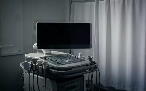 Ein steriler Behandlungsraum mit einem ausgeschalteten EKG-Gerät in einer ruhigen, klinischen Umgebung. - Foto: über boerse-global.de