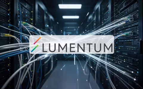 Hochmoderne Glasfaserkabel und Lasertechnologie in einem dunklen Serverraum, die technologischen Fortschritt symbolisieren. - Foto: ĂĽber boerse-global.de