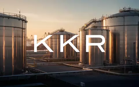 Moderne industrielle Tankanlagen für Flüssiggut in einer weitläufigen Hafenlandschaft bei Sonnenuntergang. - Foto: über boerse-global.de