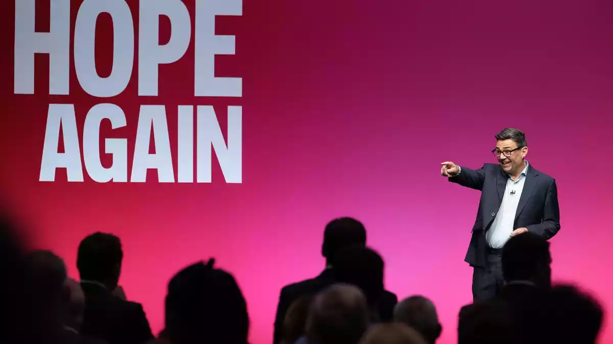 Andy Burnham kündigte tiefgreifende Reformen an.  - Bild: Jon Super/AP/dpa