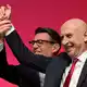 Zeigen sich guter Dinge: Premierminister Andy Burnham (l) und Finanzminister John Healey. - Bild: Peter Byrne/PA Wire/dpa