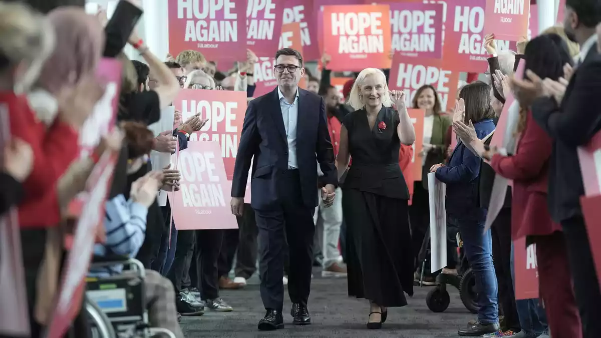 Beim Parteitag finden sich kaum Kritiker des populären Premiers.  - Bild: Stefan Rousseau/PA Wire/dpa