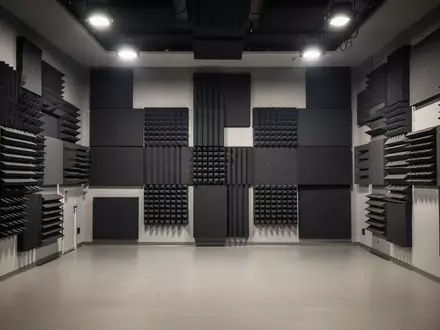 Ein minimalistisches, modernes Akustiklabor mit schallabsorbierenden Wandpaneelen in geometrischem Design. - Foto: über boerse-global.de