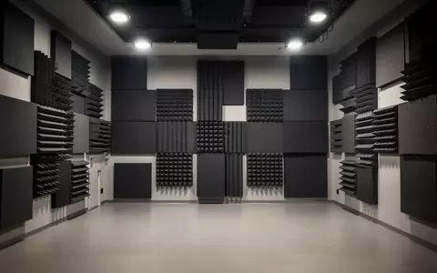 Ein minimalistisches, modernes Akustiklabor mit schallabsorbierenden Wandpaneelen in geometrischem Design. - Foto: über boerse-global.de