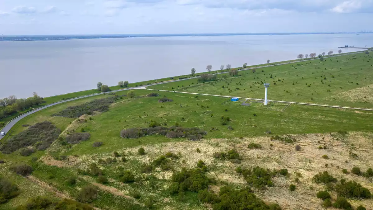 Auf der Suche nach einem Standort für den Bau eines neuen Marinehafens hat sich die Bundeswehr auf einen Ort festgelegt. (Archivbild) - Bild: Sina Schuldt/dpa
