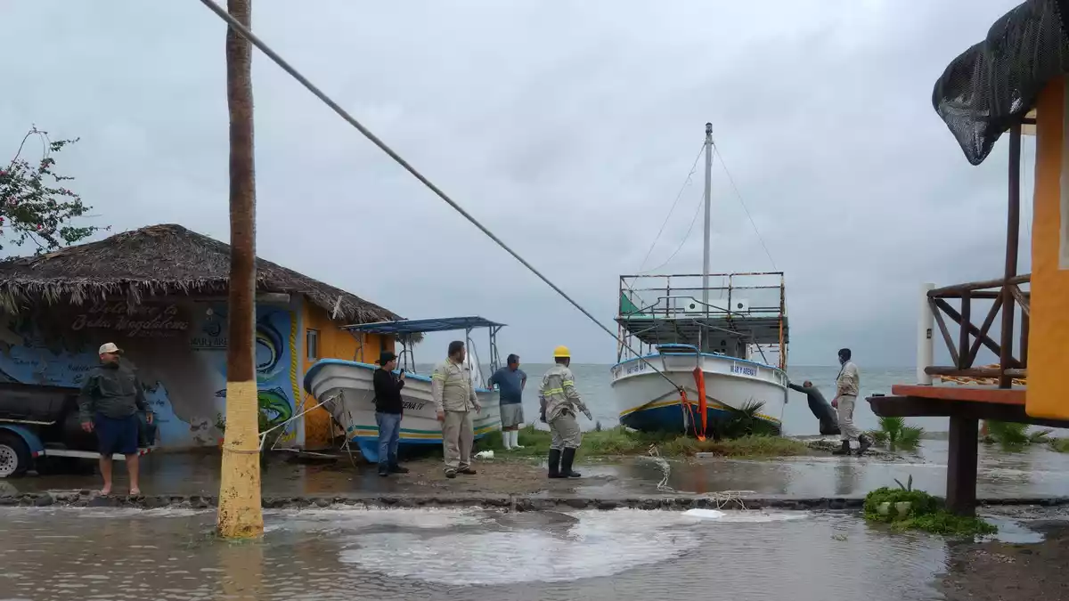 Im Bundesstaat Baja California Sur wurden zunächst keine Todesopfer gemeldet.  - Bild: Eduardo Verdugo/AP/dpa