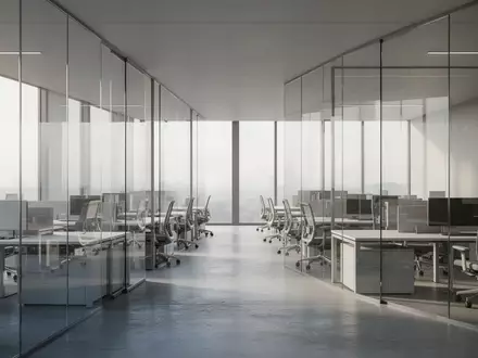 Ein modernes, leeres Großraumbüro mit ergonomischen Arbeitsplätzen und großen Fensterfronten bei hellem Tageslicht. - Foto: über boerse-global.de