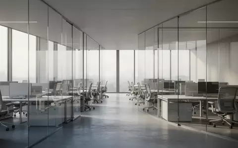 Ein modernes, leeres Großraumbüro mit ergonomischen Arbeitsplätzen und großen Fensterfronten bei hellem Tageslicht. - Foto: über boerse-global.de