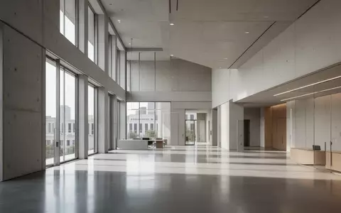 Modernes Verwaltungsgebäude mit minimalistischer Architektur und hellem, neutralem Interieur. - Foto: über boerse-global.de