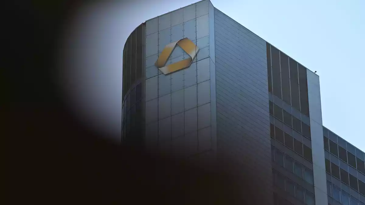 Im Visier der Unicredit: Deutschlands zweitgrößte börsennotierte Bank, die Commerzbank  (Archivbild) - Bild: Michael Brandt/dpa