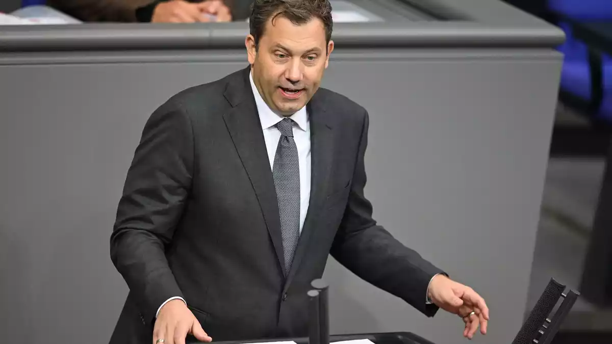 Bundesfinanzminister Lars Klingbeil (SPD) pocht auf Bedingungen bei einer Übernahme der Commerzbank. (Archivbild) - Bild: Michael Brandt/dpa