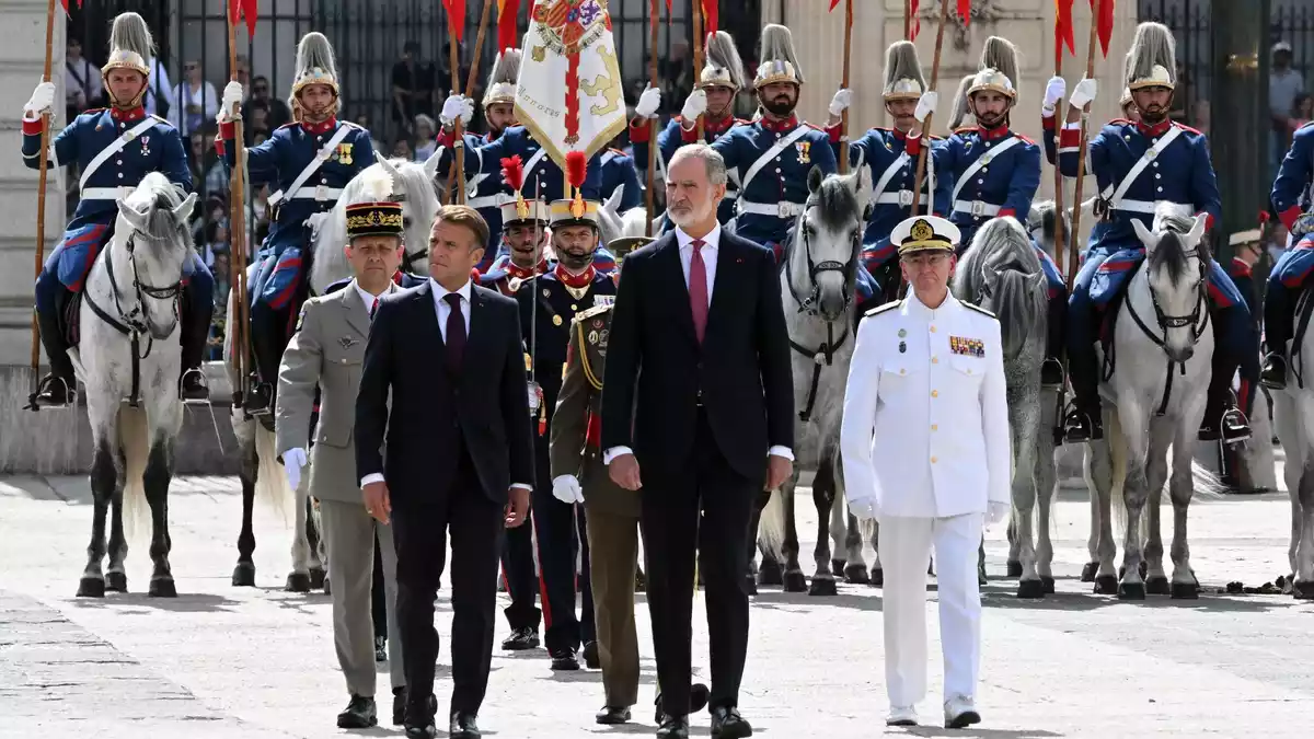 Macron wurde in Madrid mit militärischen Ehren empfangen. - Bild: José Oliva/EUROPA PRESS/dpa