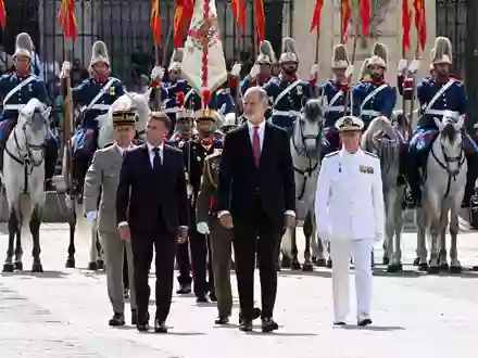 Macron wurde in Madrid mit militärischen Ehren empfangen. - Foto: José Oliva/EUROPA PRESS/dpa