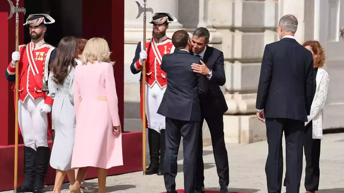 Auch Ministerpräsident Pedro Sánchez begrüßte Macron, das Treffen zwischen beiden findet aber am zweiten Tag statt. - Bild: Thomas Coex/Pool AFP/AP/dpa