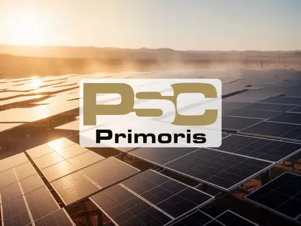 Moderne Solaranlage bei Sonnenuntergang als Symbol für erneuerbare Energien und nachhaltige Infrastruktur. - Foto: über boerse-global.de