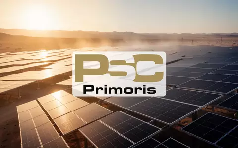 Moderne Solaranlage bei Sonnenuntergang als Symbol für erneuerbare Energien und nachhaltige Infrastruktur. - Foto: über boerse-global.de