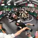 Wenn das «Teufelsrad» dreht, fliegen die Röcke. (Produktion) - Bild: Felix Hörhager/dpa